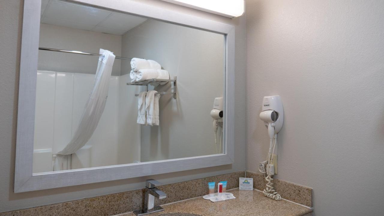 Days Inn & Suites By Wyndham Savannah North I-95 Port Wentworth Exteriör bild