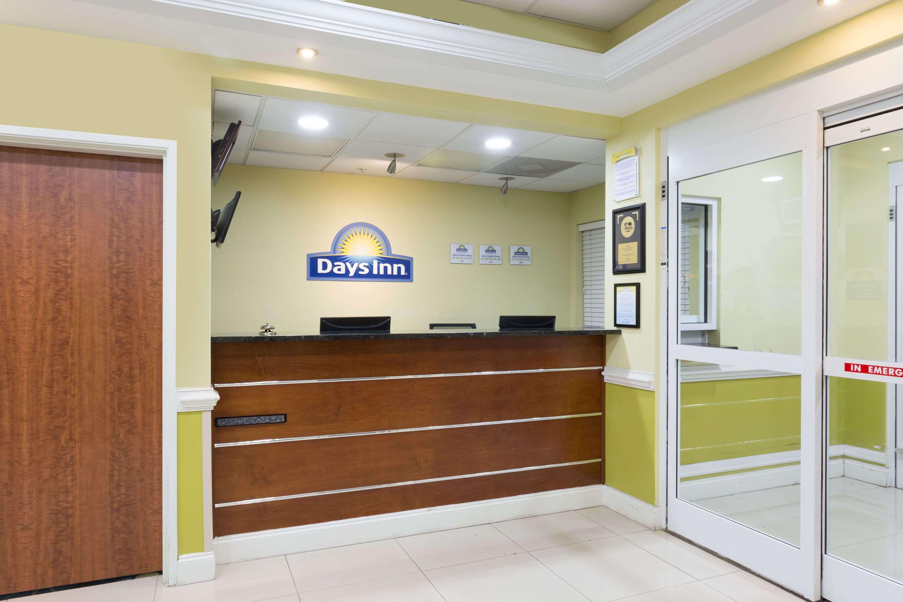 Days Inn & Suites By Wyndham Savannah North I-95 Port Wentworth Exteriör bild