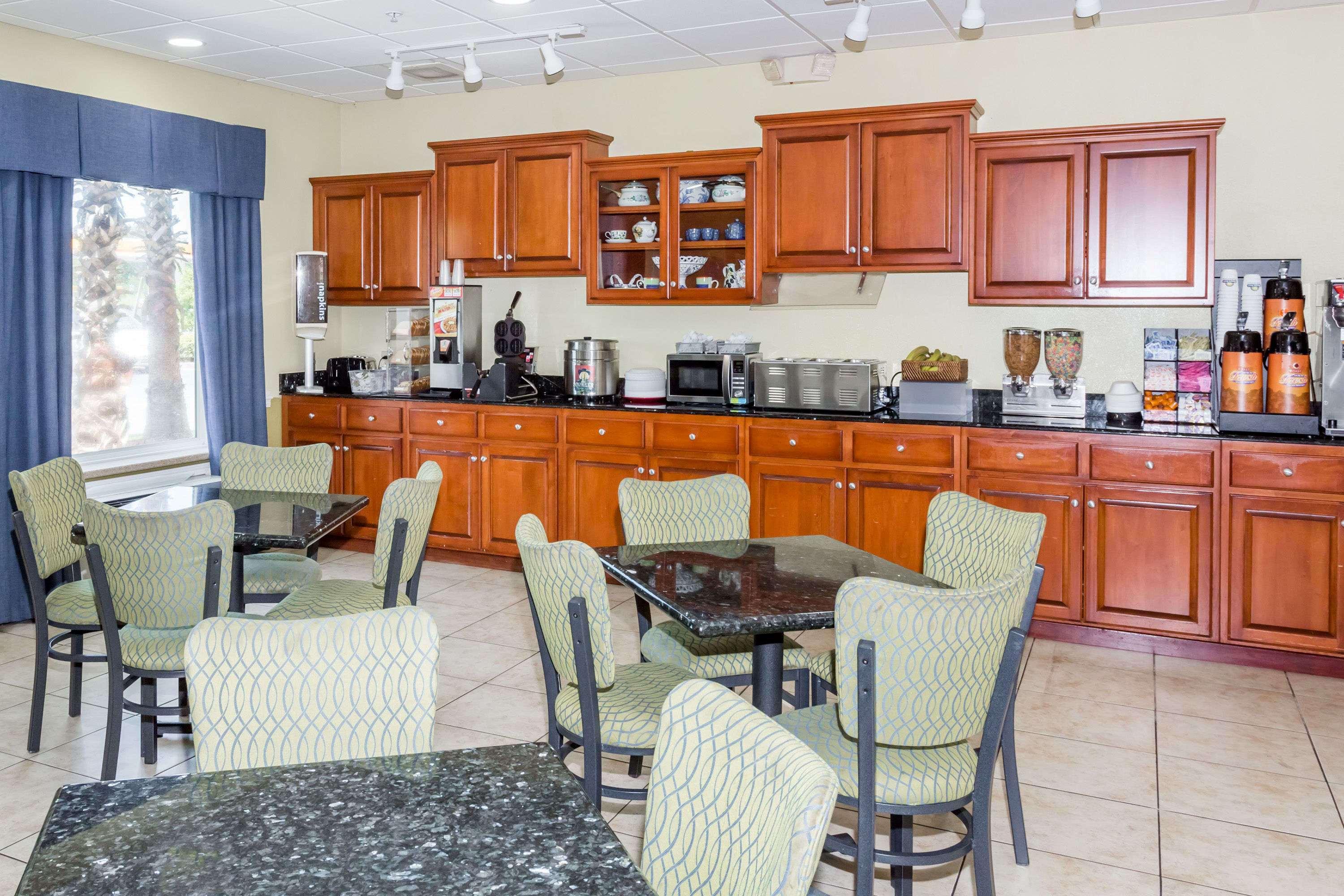 Days Inn & Suites By Wyndham Savannah North I-95 Port Wentworth Exteriör bild